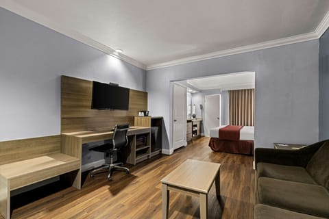 Suite, 1 King Bed, Non Smoking, Balcony | Room amenity