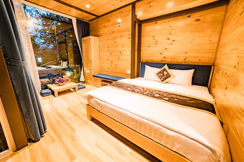 Deluxe Cabin, 1 King Bed, Non Smoking, Valley View | Minibar, desk, blackout drapes, soundproofing