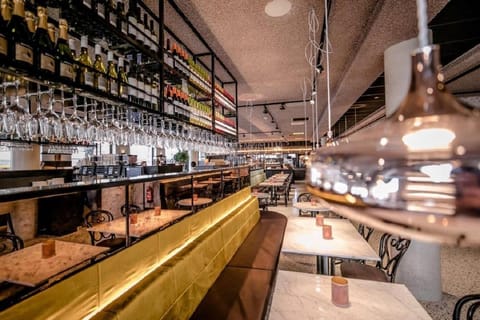 Breakfast, lunch, dinner served; French cuisine 