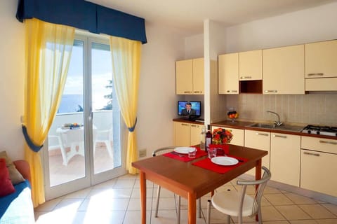 Classic Apartment, 1 Bedroom, Balcony, Sea View (5 pax) | In-room dining