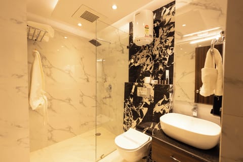 Premium Room | Bathroom | Shower, free toiletries, slippers, towels