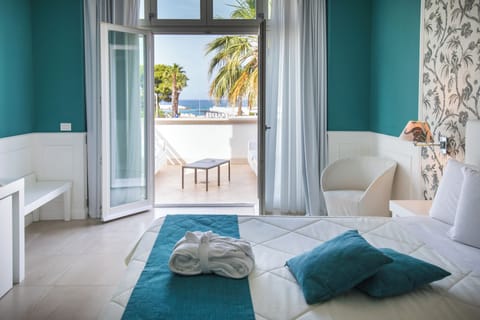 Royal Suite, Sea View | Minibar, in-room safe, individually decorated, individually furnished