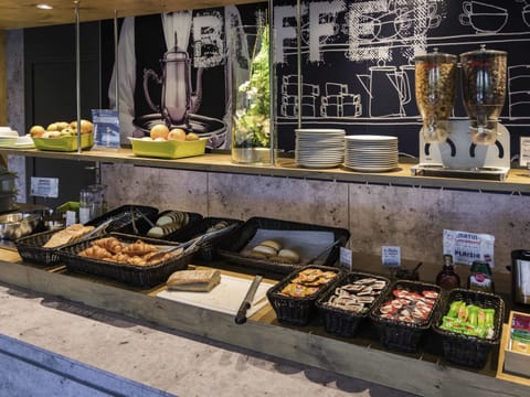 Daily buffet breakfast (EUR 9.90 per person)