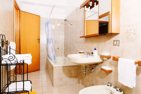 Rainfall showerhead, free toiletries, hair dryer, bidet