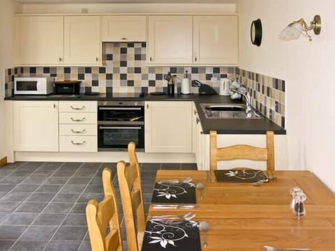 Cottage | Private kitchen | Fridge, dishwasher, highchair, cookware/dishes/utensils