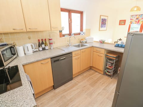 Cottage | Private kitchen | Fridge, stovetop, dishwasher, cookware/dishes/utensils