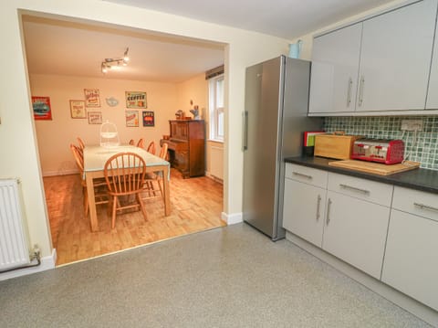 Cottage | Private kitchen | Stovetop, dishwasher, highchair, cookware/dishes/utensils