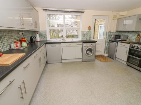 Cottage | Private kitchen | Stovetop, dishwasher, highchair, cookware/dishes/utensils