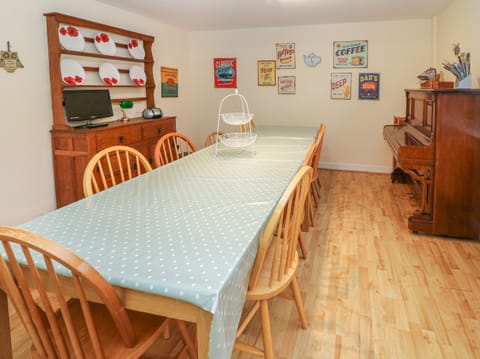 Cottage | Private kitchen | Stovetop, dishwasher, highchair, cookware/dishes/utensils