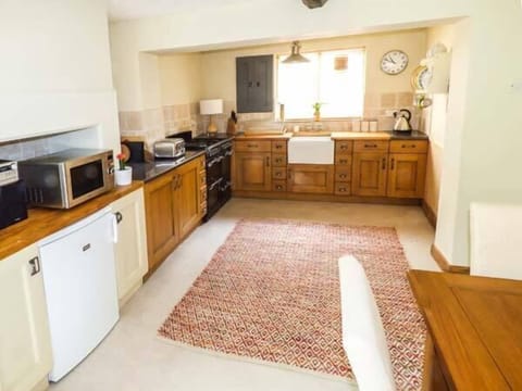 Cottage | Private kitchen | Fridge, microwave, stovetop, dishwasher