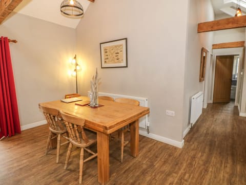 Cottage | Private kitchen | Dishwasher, cookware/dishes/utensils