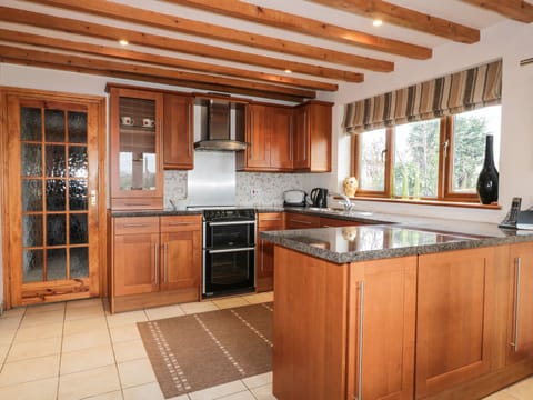 Cottage | Private kitchen | Microwave, stovetop, dishwasher, highchair