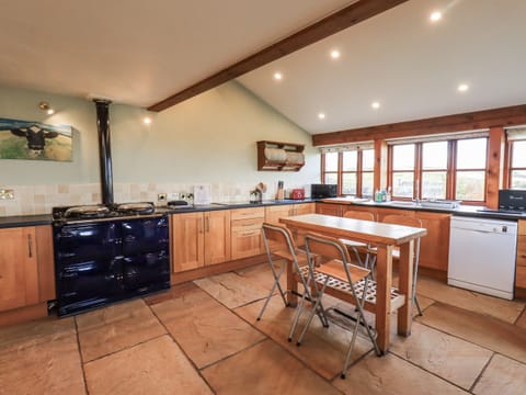 Cottage | Private kitchen | Dishwasher, cookware/dishes/utensils