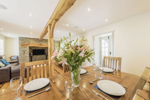 Cottage | Private kitchen | Stovetop, dishwasher, highchair, cookware/dishes/utensils