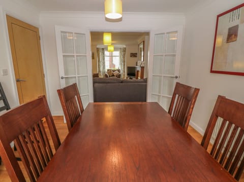 Cottage | Private kitchen | Stovetop, dishwasher, cookware/dishes/utensils