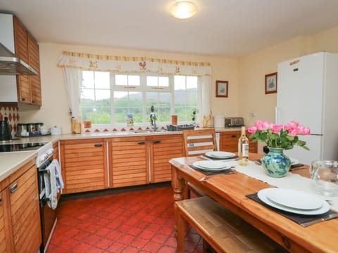 Cottage | Private kitchen | Oven, stovetop, dishwasher, highchair