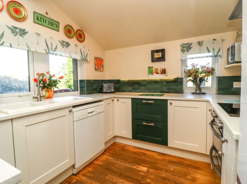 Cottage | Private kitchen | Stovetop, dishwasher, cookware/dishes/utensils