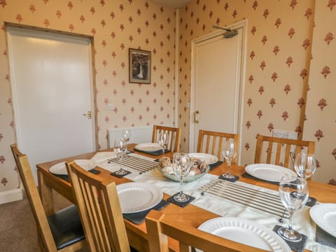 Cottage | Private kitchen | Dishwasher, highchair, cookware/dishes/utensils