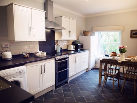 Cottage | Private kitchen | Dishwasher, highchair, cookware/dishes/utensils