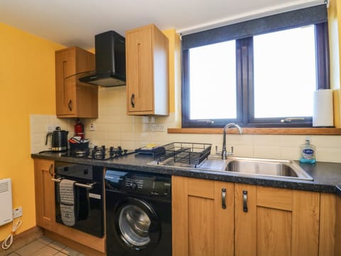 Cottage | Private kitchen | Stovetop, highchair, cookware/dishes/utensils