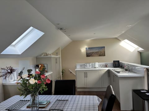 Cottage | Private kitchen | Fridge, microwave, stovetop, dishwasher