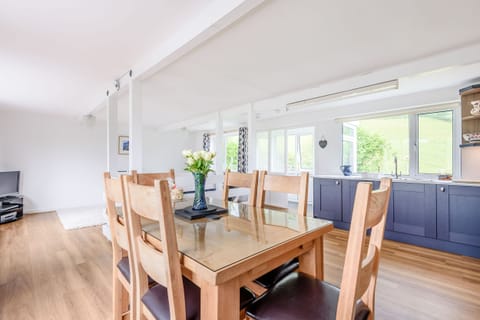 Cottage | Private kitchen | Dishwasher, highchair, cookware/dishes/utensils