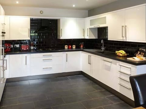 Cottage | Private kitchen | Fridge, microwave, dishwasher, electric kettle