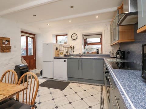 Cottage | Private kitchen | Oven, stovetop, dishwasher, electric kettle