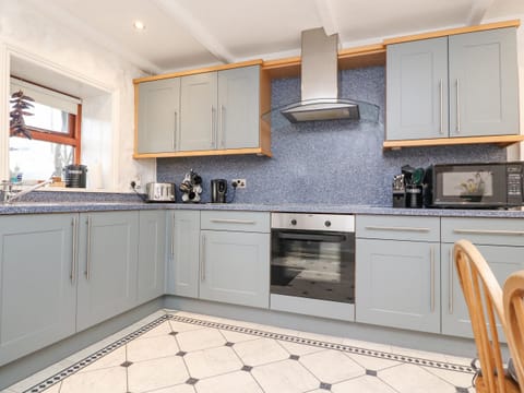 Cottage | Private kitchen | Oven, stovetop, dishwasher, electric kettle