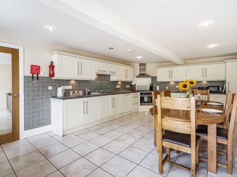 Cottage | Private kitchen | Dishwasher, cookware/dishes/utensils