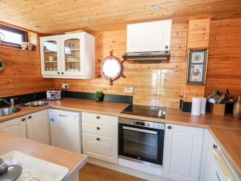 Cottage | Private kitchen | Fridge, dishwasher, toaster, highchair