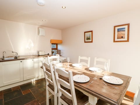 Cottage | Private kitchen | Stovetop, dishwasher, toaster, highchair