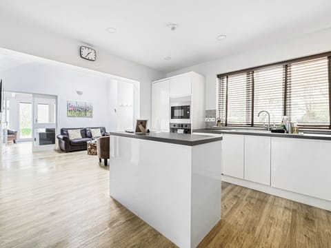 Cottage | Private kitchen | Microwave, stovetop, dishwasher, highchair