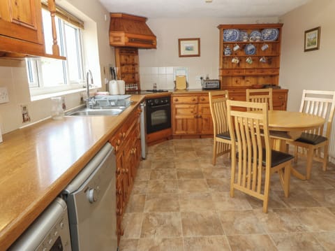 Cottage | Private kitchen | Fridge, microwave, stovetop, dishwasher
