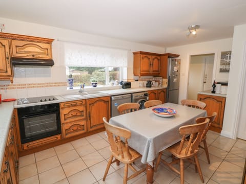 Cottage | Private kitchen | Microwave, stovetop, dishwasher, electric kettle