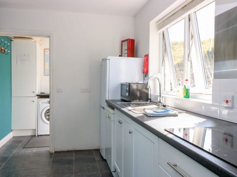 Cottage | Private kitchen | Microwave, stovetop, dishwasher, highchair