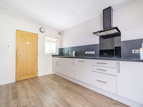 Cottage | Private kitchen | Microwave, stovetop, dishwasher, highchair