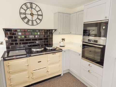 Cottage | Private kitchen | Stovetop, dishwasher, electric kettle, toaster