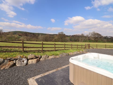 Cottage | Outdoor spa tub