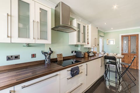 Cottage | Private kitchen | Microwave, stovetop, dishwasher, highchair