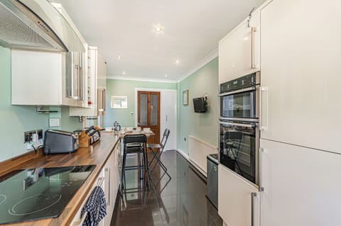 Cottage | Private kitchen | Microwave, stovetop, dishwasher, highchair