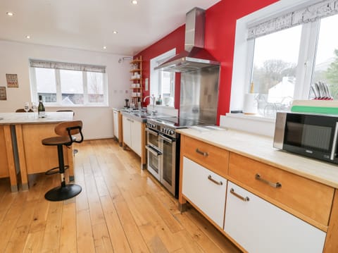 Cottage | Private kitchen | Dishwasher, cookware/dishes/utensils