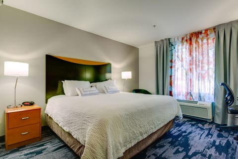 1 bedroom, Egyptian cotton sheets, premium bedding, down comforters