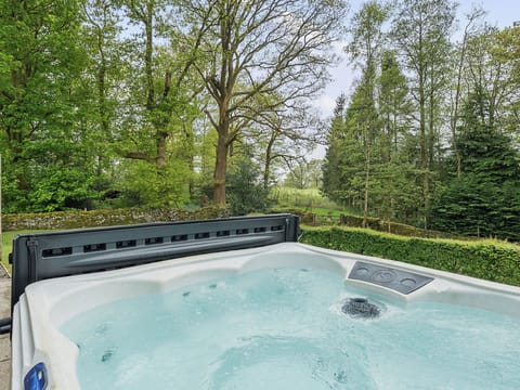 Cottage | Outdoor spa tub