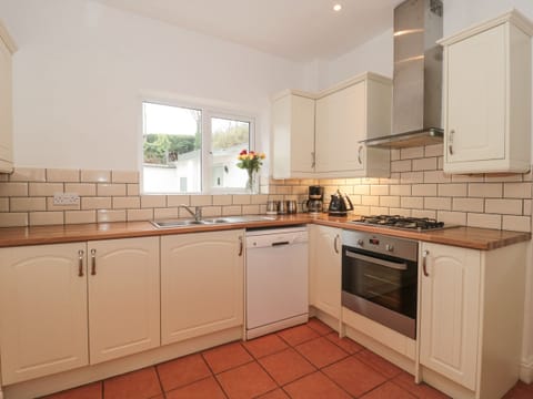 Cottage | Private kitchen | Dishwasher, cookware/dishes/utensils
