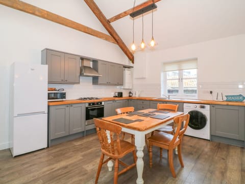 Cottage | Private kitchen | Electric kettle, toaster, highchair, cookware/dishes/utensils