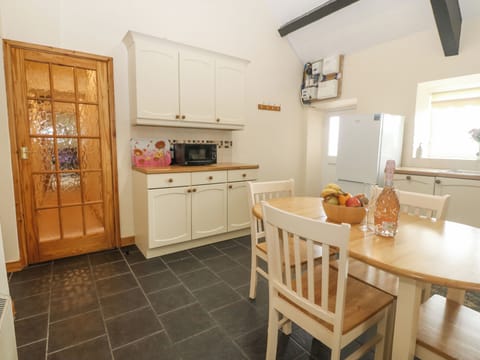 Cottage | Private kitchen | Dishwasher, cookware/dishes/utensils