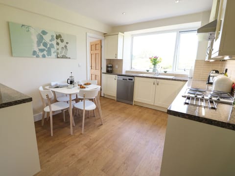 Cottage | Private kitchen | Fridge, microwave, stovetop, dishwasher