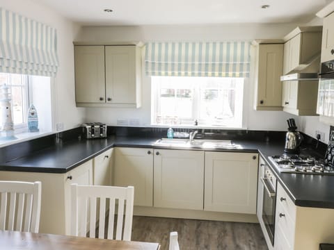 Cottage | Private kitchen | Fridge, microwave, stovetop, dishwasher