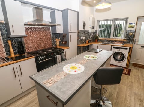 Cottage | Private kitchen | Fridge, dishwasher, highchair, cookware/dishes/utensils